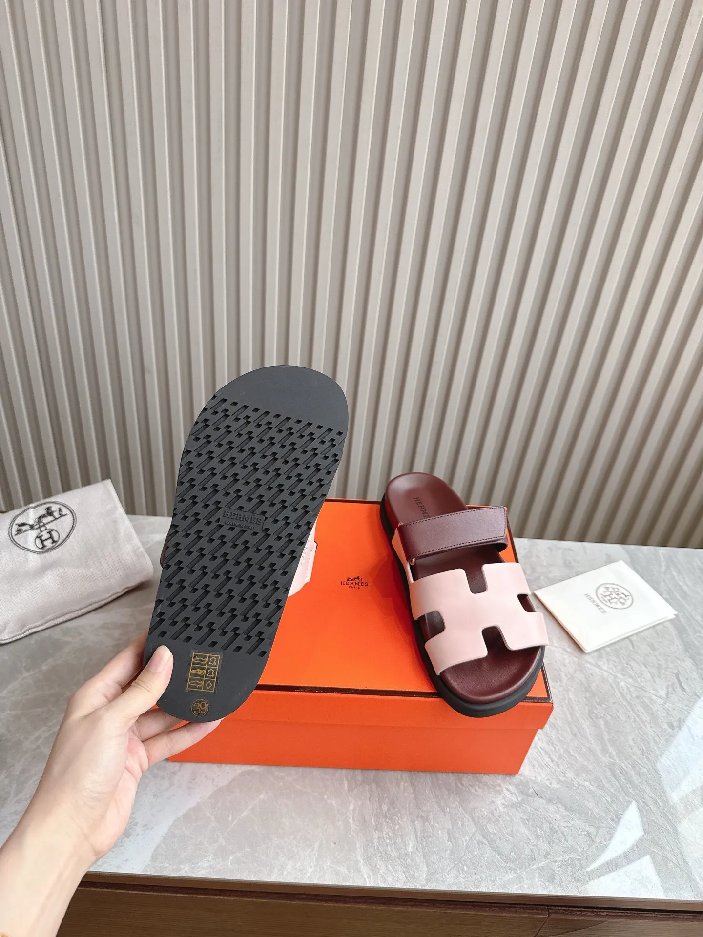 p480🐮🐮Couple model (top version) H family 2024 spring and summer new style HERMES Hermes' recently popular couple model pig nose angle sandals and slippers, paired with various colorful socks, popular. Upper: imported original deerskin (the genuine leather edging is not ordinary super migration). Lining: imported genuine leather. Outsole: Tpu non-slip and wear-resistant outsole. Size: Female 35-42 (40/42 non-returnable and non-exchangeable) Male size: 39-45 (45 non-refundable and non-exchangeable)